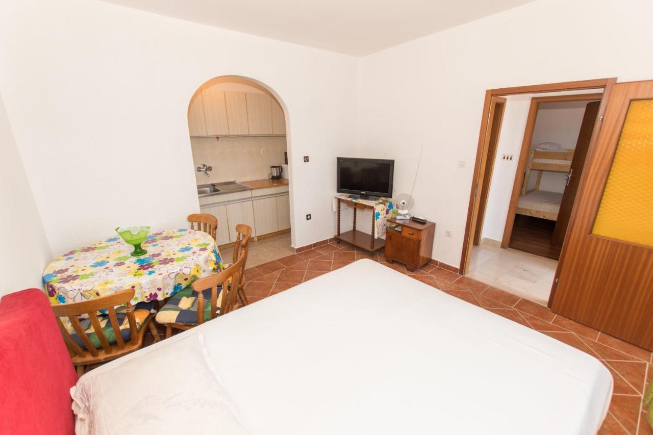 Near The Beach Apartments Jagodia Брела Екстериор снимка