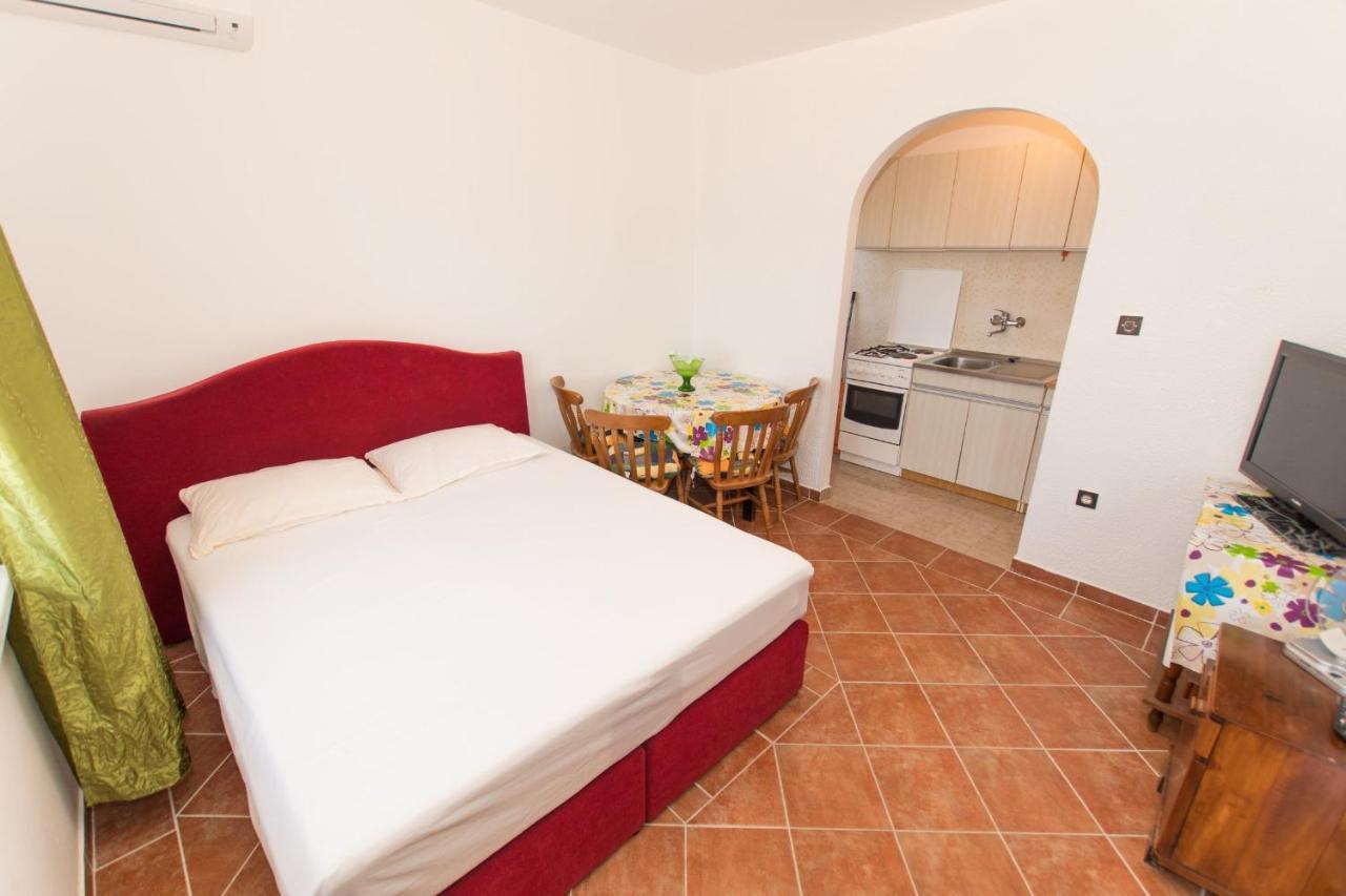 Near The Beach Apartments Jagodia Брела Екстериор снимка