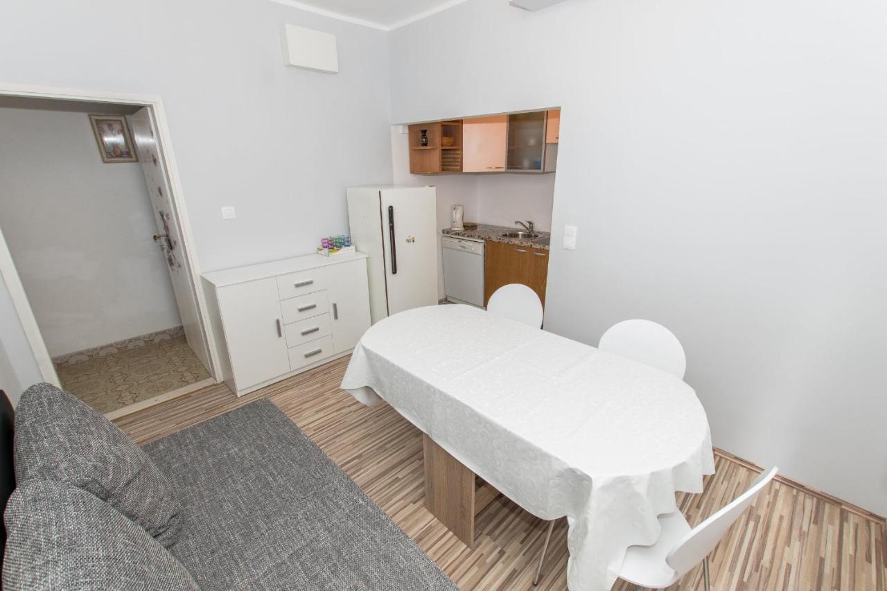 Near The Beach Apartments Jagodia Брела Екстериор снимка