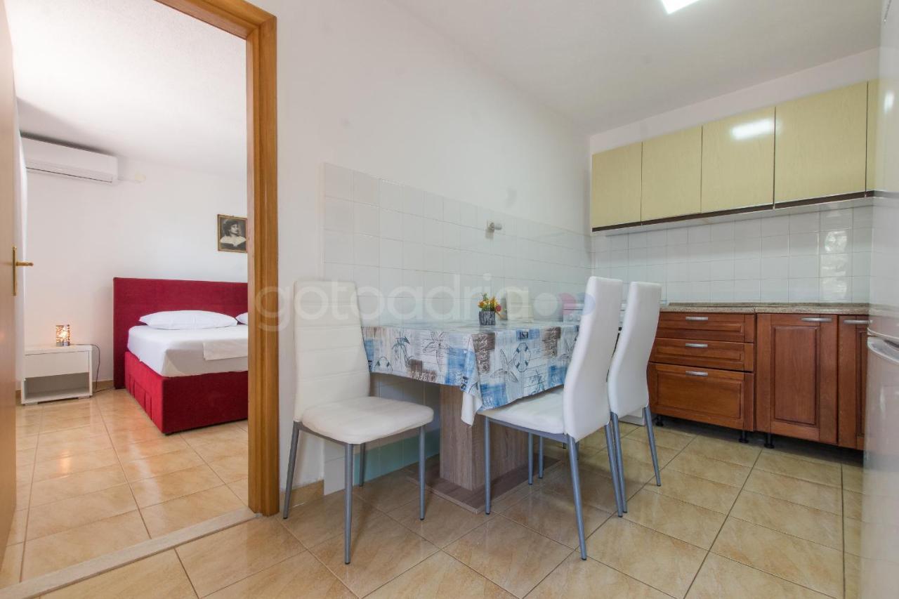 Near The Beach Apartments Jagodia Брела Екстериор снимка