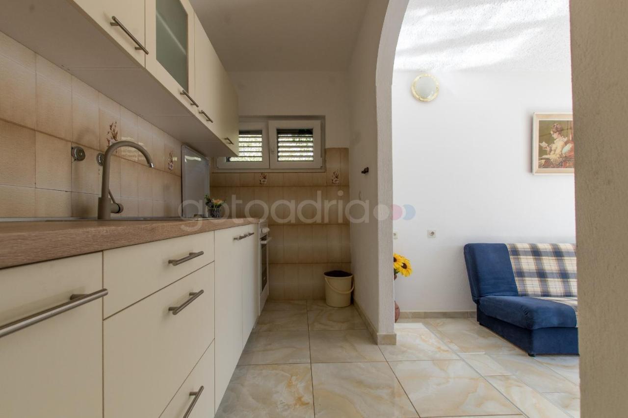Near The Beach Apartments Jagodia Брела Екстериор снимка