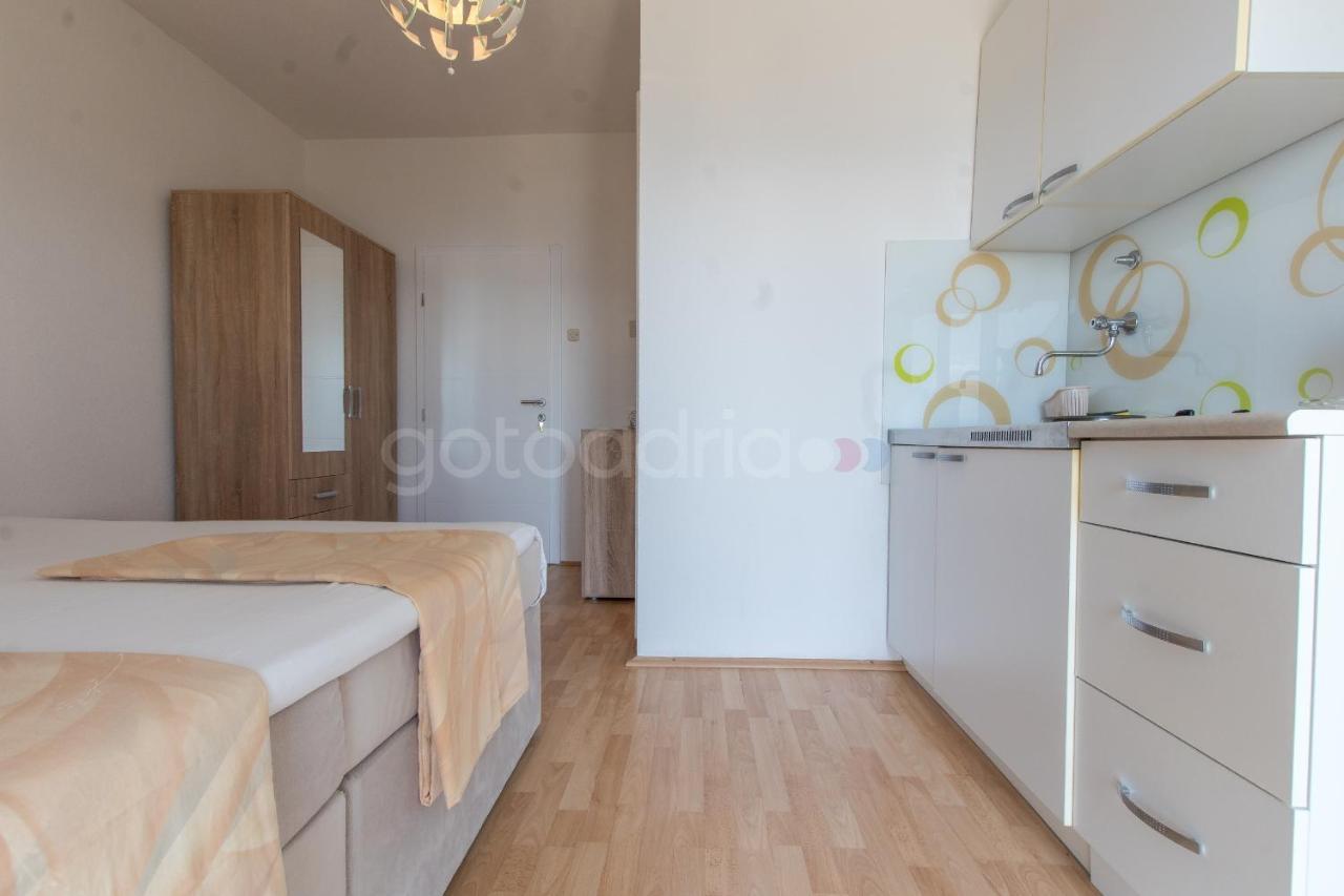 Near The Beach Apartments Jagodia Брела Екстериор снимка